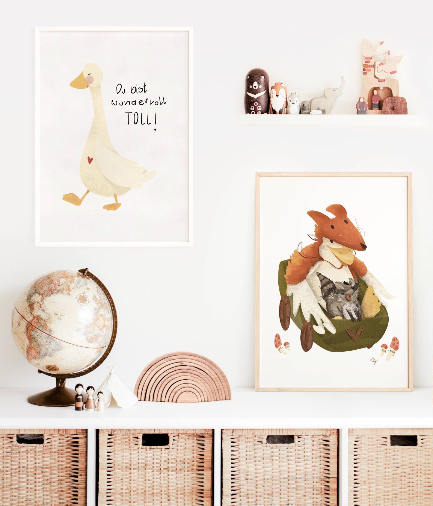 Das Kinderposter Gans kann mit anderen Postern von Elisa Illustrates wunderschön kombiniert werden. Hier mit dem Bild Gans wundervoll. Zwei Bilder im Rahmen an der Kinderzimmerwand.