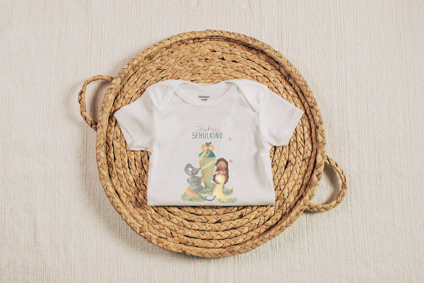 Bügelbild mit schrift Juhu Schulkind und Bild von Zuckertüte, um die Igel und Maus herumtanzen; zum Aufbügeln auf deine Lieblingskleidungsstücke wie T-Shirts, Pullover, Bodys für Kinder und Erwachsene. Handgezeichnete Illustration
