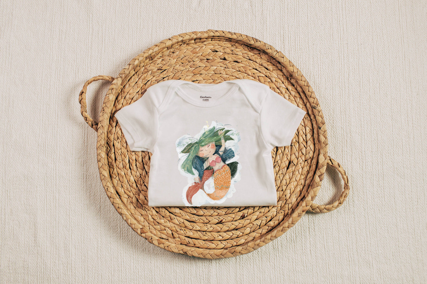 Bügelbild mit niedlicher Meerjungfrau; zum Aufbügeln auf deine Lieblingskleidungsstücke wie T-Shirts, Pullover, Bodys für Kinder und Erwachsene. Handgezeichnete Illustration