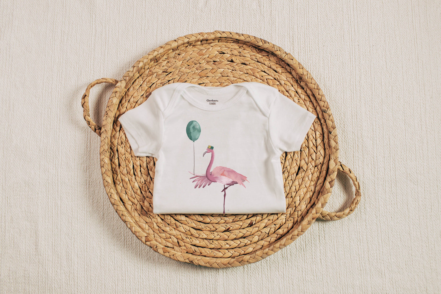 Bügelbild von pinken Flamingo mit grünem Hütchen und türkisem Luftballon im Flügel zum Aufbügeln auf deine Lieblingskleidungsstücke wie T-Shirts, Pullover, Bodys für Kinder und Erwachsene. Handgezeichnete Illustration