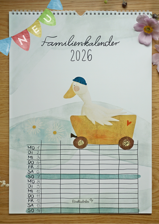 Familienkalender 2026 liegt mit Blumen auf einem Holztisch. Mit handgezeichneten Aquarell-Kreide-Motiven, fünf Spalten und allen gesetzlichen Feiertagen in Deutschland. Auf dem Deckblatt ist eine Gans mit Mütze in einem Wagen zu sehen.